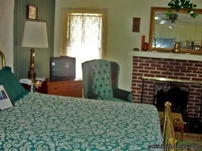 Locust Street Inn Denton Room photo