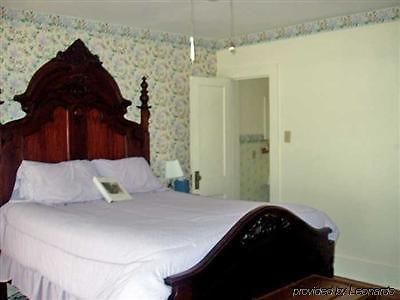 Locust Street Inn Denton Room photo